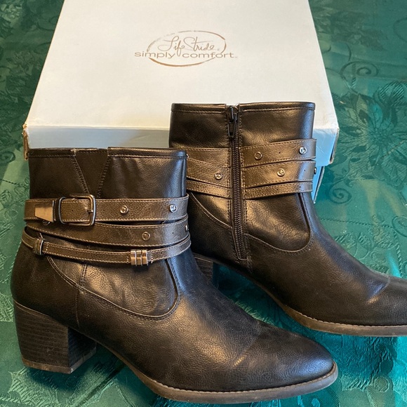 White Mountain Shoes - White mountain size 11M black ankle boot